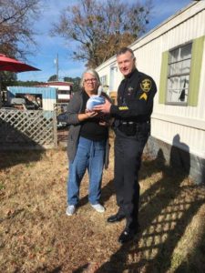 Chesapeake Sheriff's Office delivers turkeys